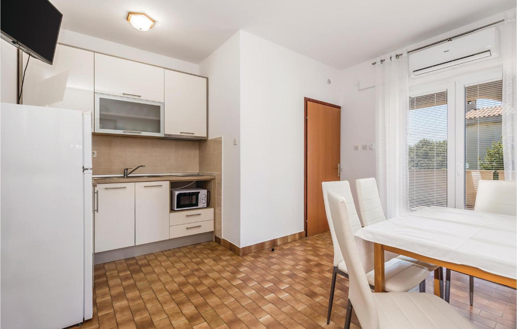 Lovely Apartment In Mandre With Wifi Kültér fotó